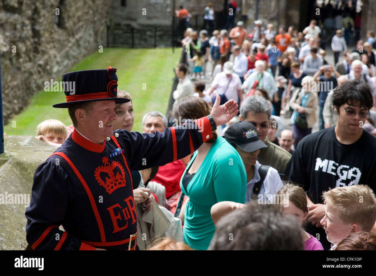 Yeoman Guard oder Beefeater geben einen geführte Tour-Kommentar zu einer Menge von Touristen an den Tower of London, London Stockfoto