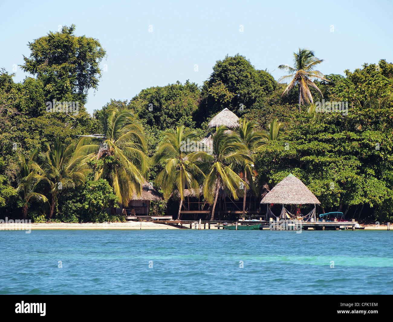 Tropischen Resort mit Strohdach-Hütte am Strand, Zentral-Amerika, Panama Stockfoto
