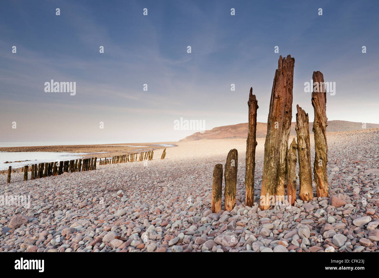 Porlock Strand mit den Resten einer Buhne im Vordergrund. Stockfoto