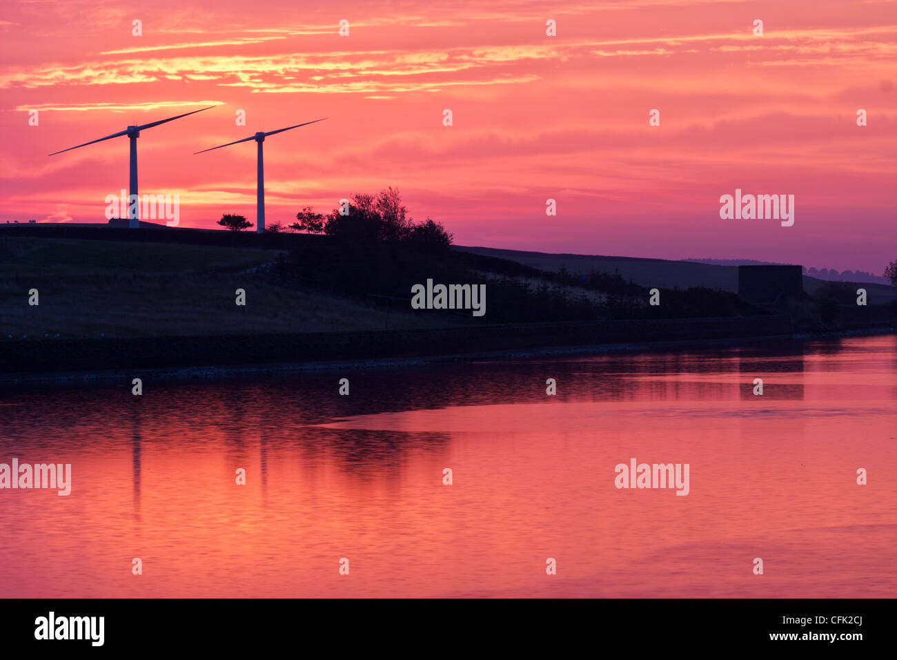 Chelker Reservoir Bauernhof Windkraftanlagen fünf Minuten vor Sonnenaufgang Stockfoto