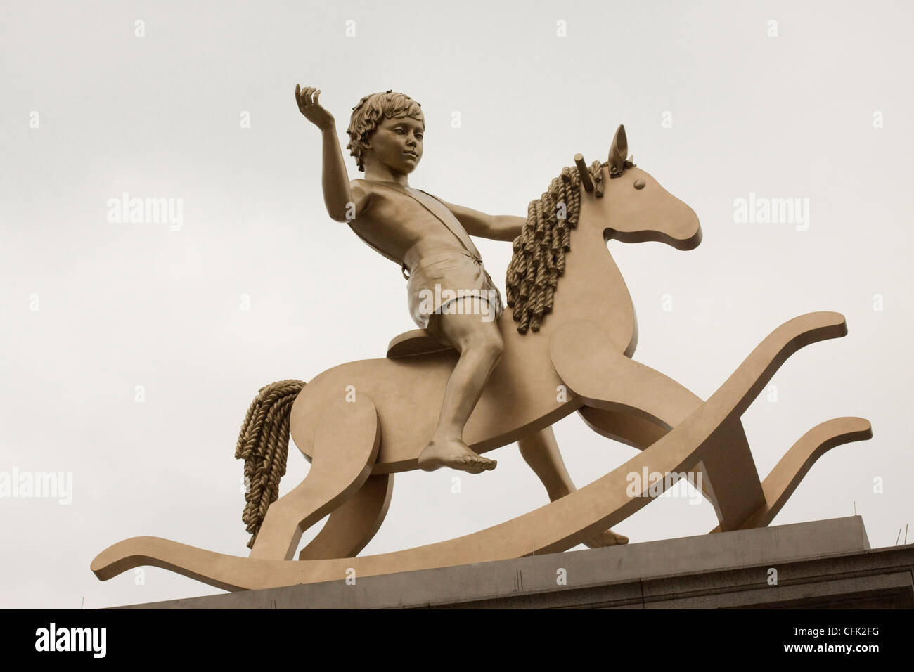 Trafalgar Square central London England Grossbritannien golden Bronze-Skulptur zeigt einen jungen rittlings auf einem riesigen Rocking Horse Stockfoto