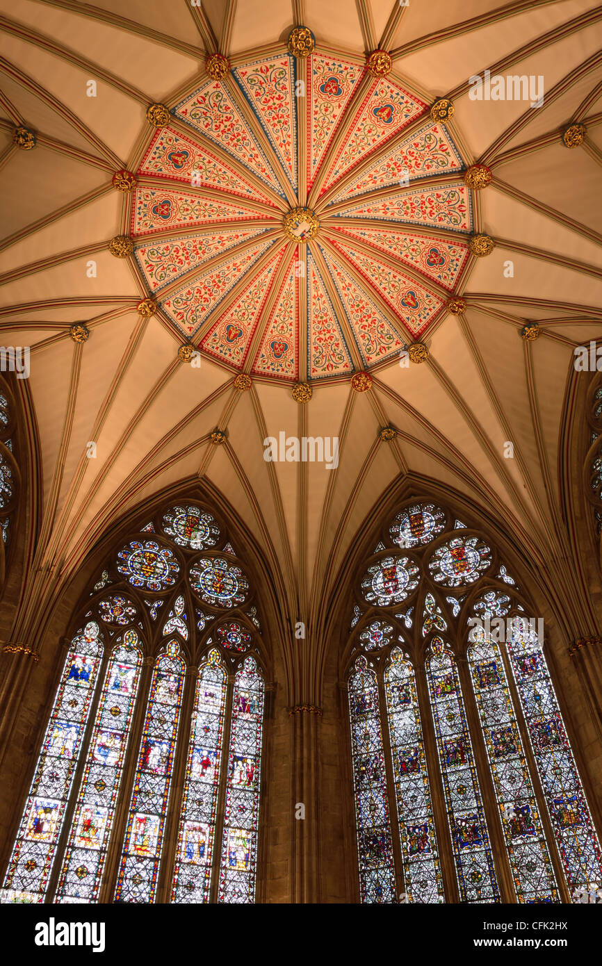 York Minster Kapitelsaal - erstaunlich, achteckigen Raum mit schöne Fan-gewölbte Decke und Glasmalerei-Fenster Stockfoto