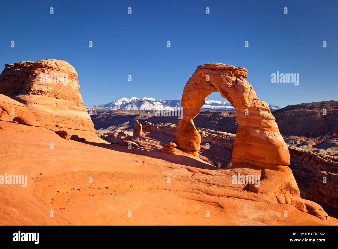 Delicate Arch mit dem LaSalle Berge, Arches-Nationalpark, Moab, Utah, USA Stockfoto