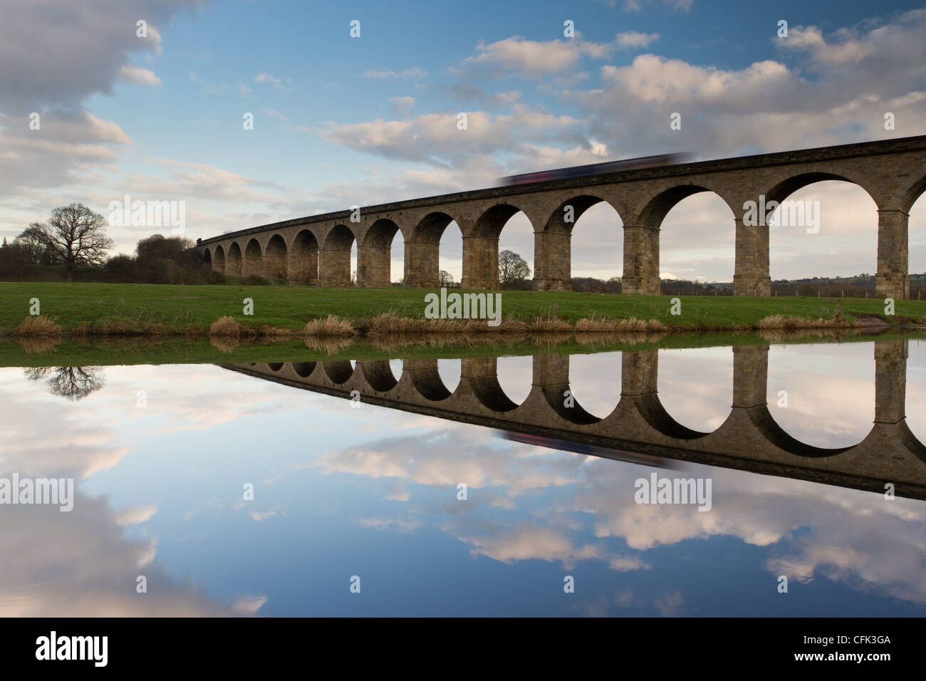 Arthington Eisenbahnviadukt und die Spiegel zu beruhigen Flusses Wharfe in West Yorkshire Stockfoto