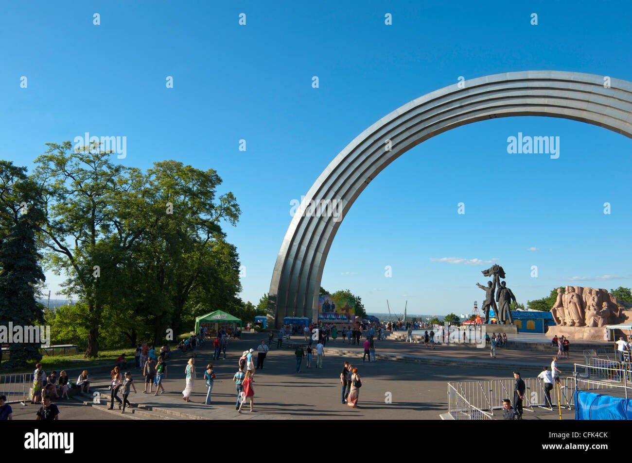 Rainbow Arch, Freundschaft der Nationen Denkmal, Kiew, Ukraine, Europa. Stockfoto