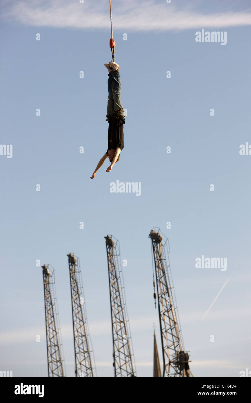 Bunjee jumping von einem Kran in Bristol Docks, Bristol, UK Stockfoto