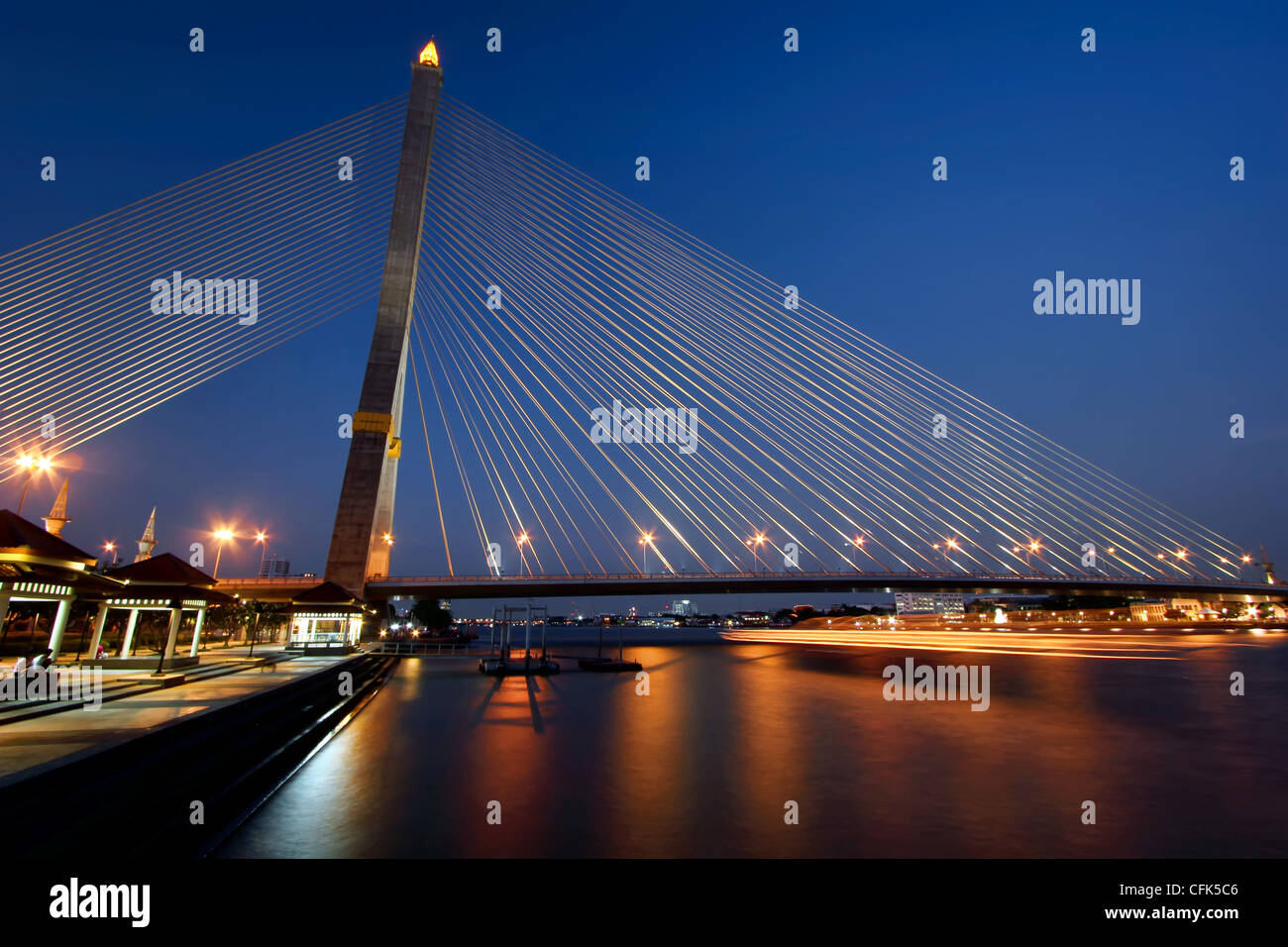 Blaue Stunde in Rama-VIII-Brücke | Bangkok Stockfoto