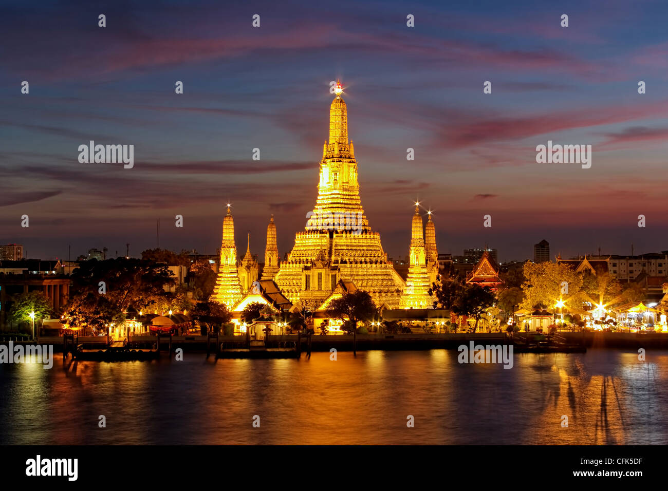 Dämmerung im Wat Arun | Tempel der Morgenröte | Bangkok Stockfoto