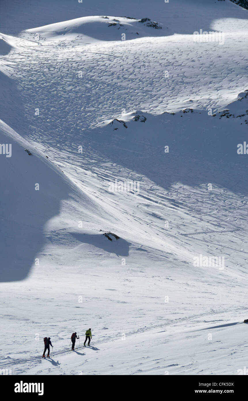 Skifahrer ansteigenden Hang in Österreichs Otztaler Alpen. Stockfoto
