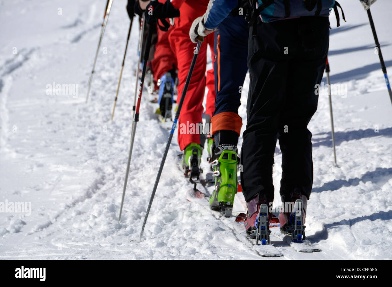Linie der Backcountry Skifahrer in Österreichs Otztaler Alpen. Stockfoto