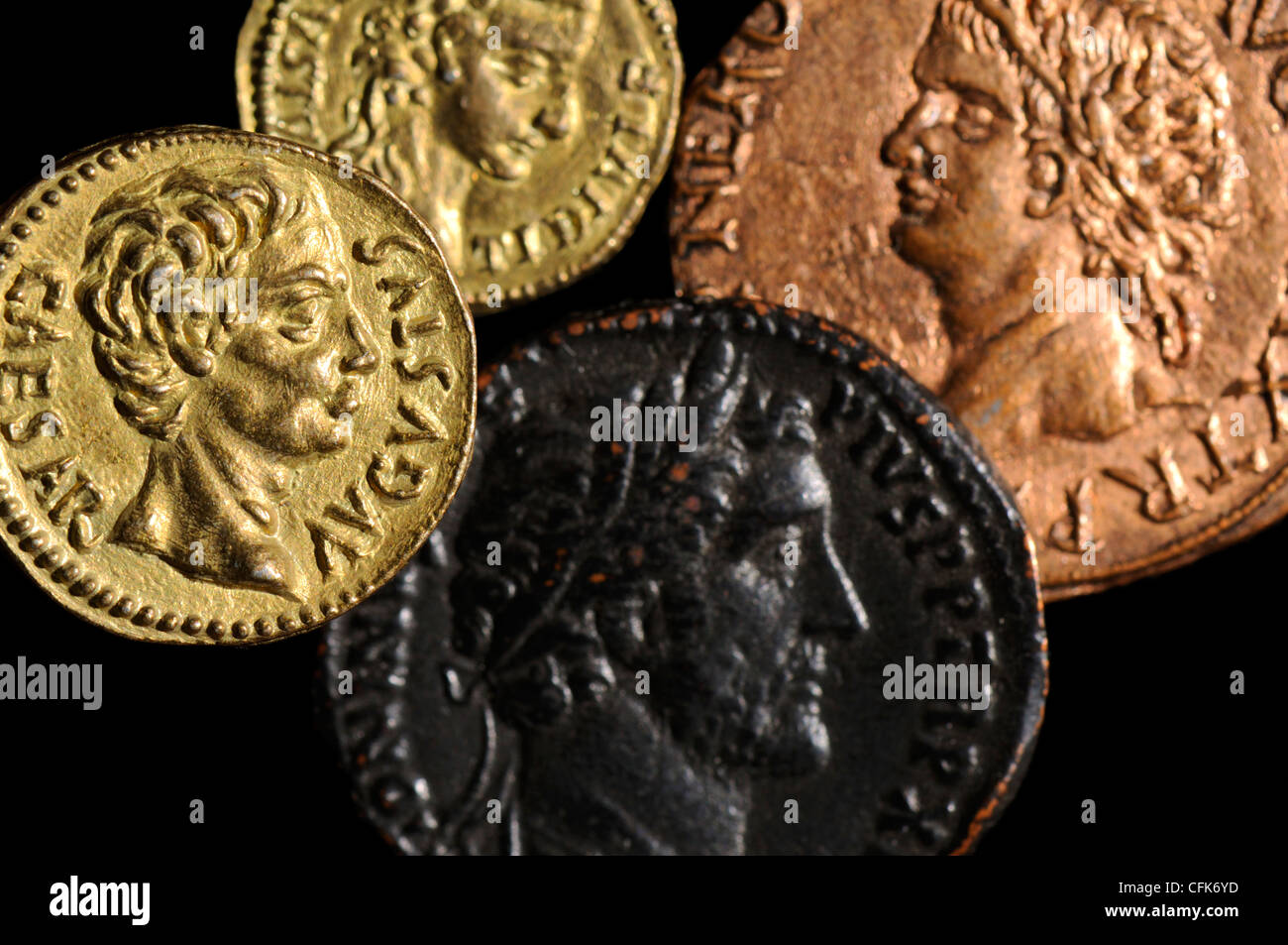 Römische Münzen (Repliken) Caesar Augustus Stockfoto