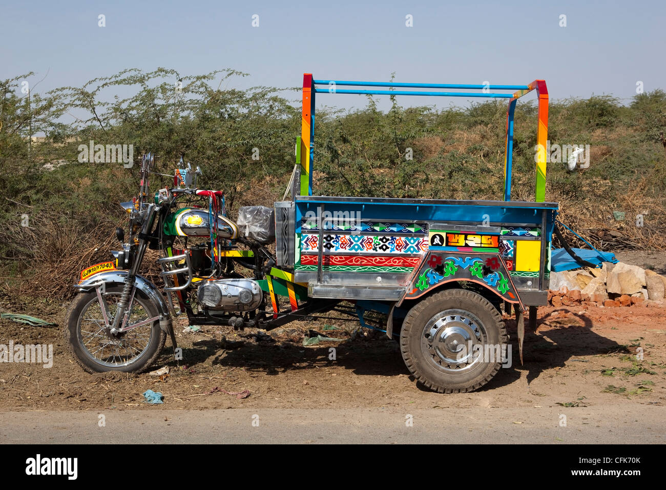 eine brandneue bunten asiatischen Motorrad-Taxi an der Seite einer Straße in Gujarat Indien geparkt Stockfoto