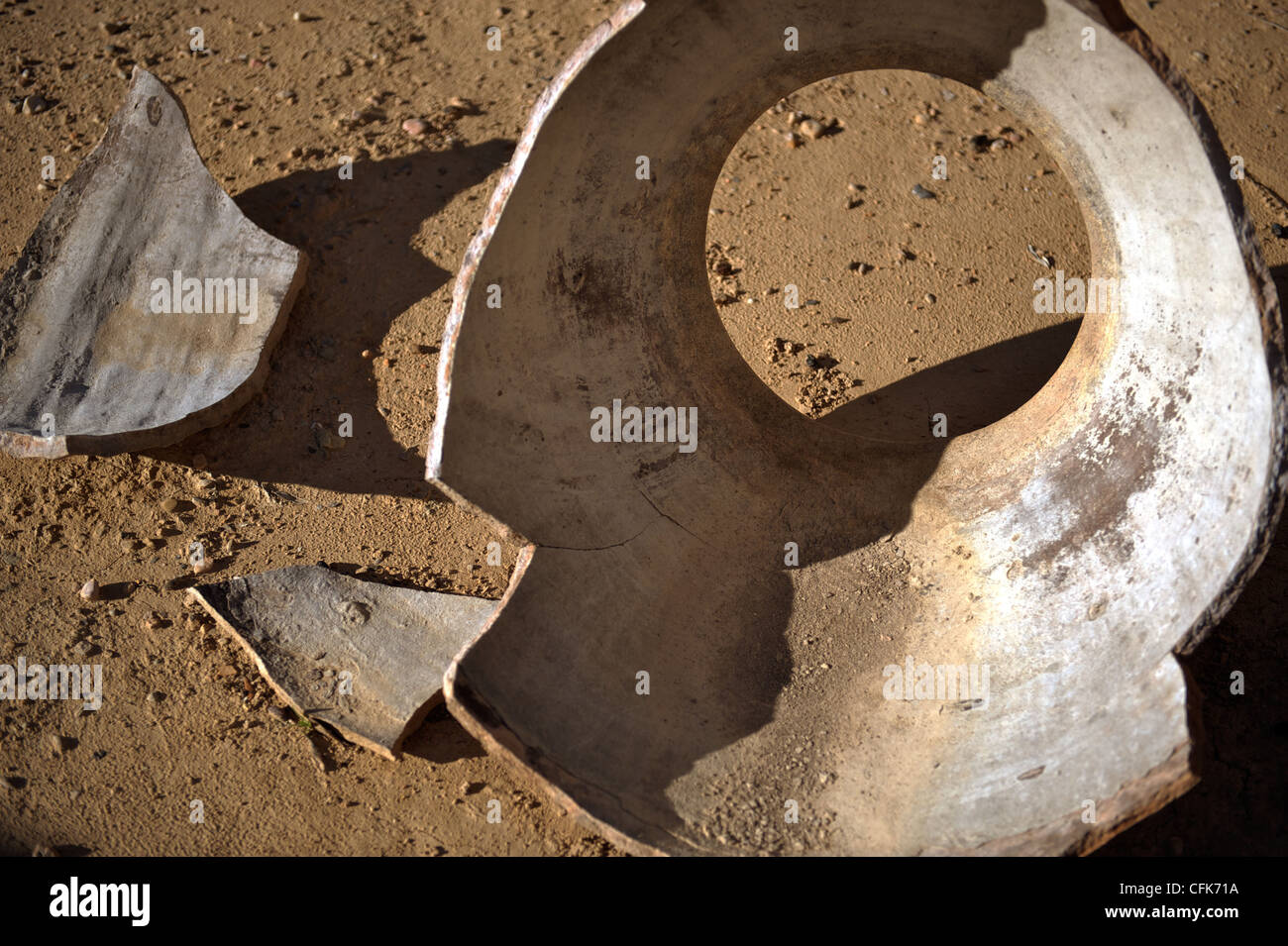 Gebrochene Terracotta-Glas oder Amphoren, illustriert von Konzepten wie Ausfall, zerstörten Träume oder ein fragmentierter Ansatz Stockfoto