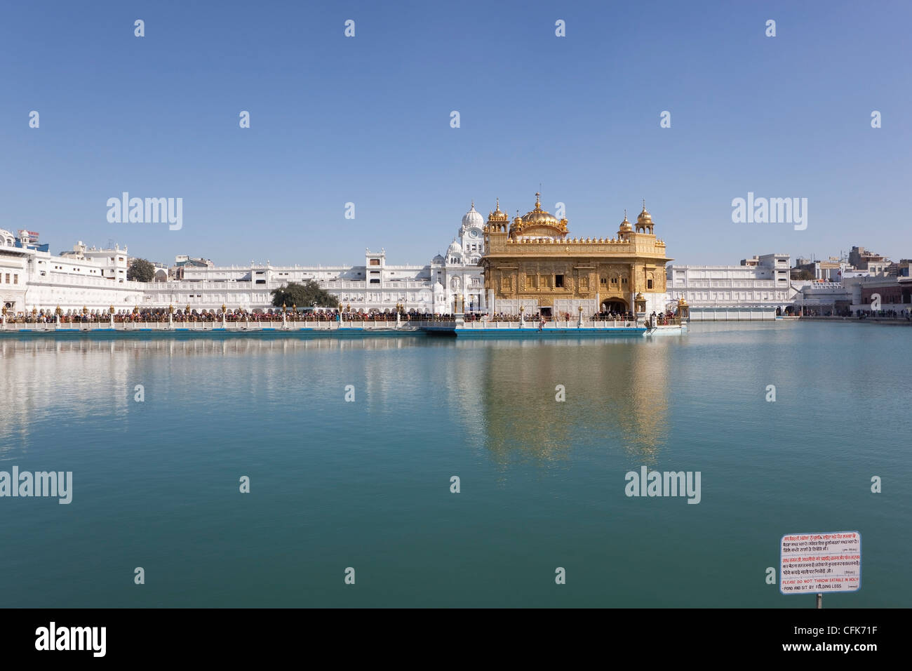 Ein Blick über den Heiligen Pool an Haramandir Sahib Komplex auf den goldenen Tempel in Amritsar. Stockfoto