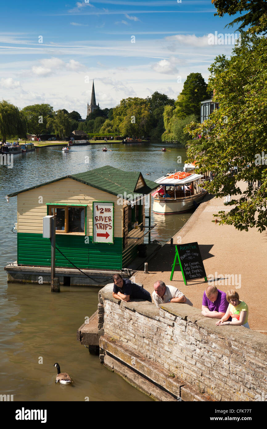 Warwickshire, Stratford on Avon, Sommergäste am Ufer des Flusses Avon durch die Stadt Stockfoto