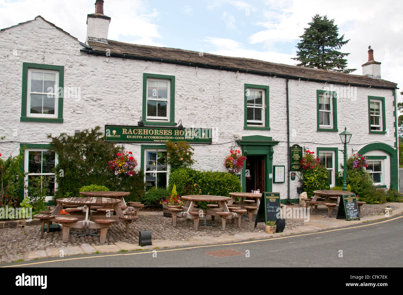 Kettlewell, Pubs, Bier, trinken, Betriebe, dekorative Lackierung, Wharfedale, Yorkshire Dales National Park, North Yorkshire, UK Stockfoto