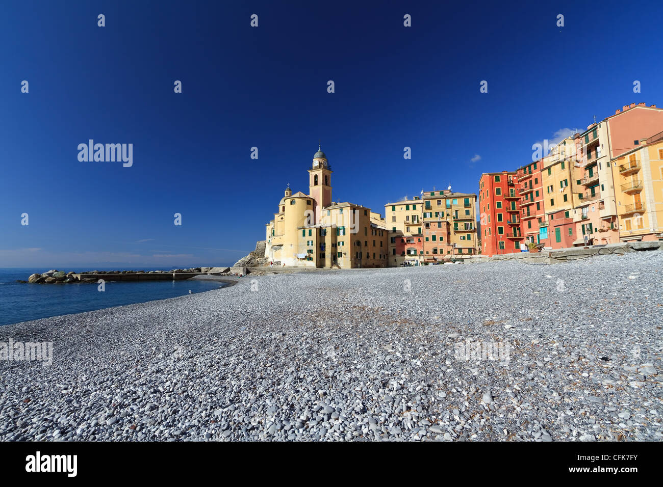 Strand und Kirche in Camogli, berühmte Kleinstadt im Mittelmeer, Italien Stockfoto