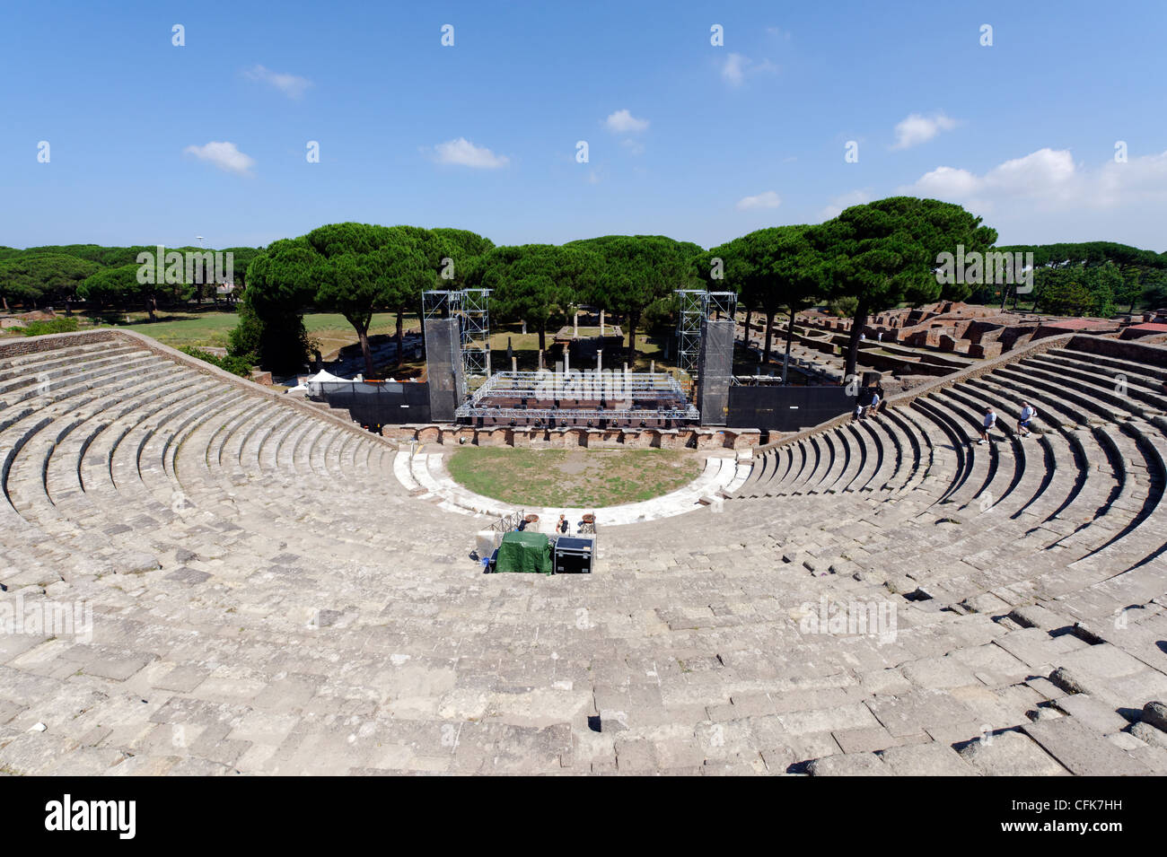 Ostia Antica. Lazio Rom. Italien. Aussicht von der Spitze des restaurierten römischen Theaters von Agrippa im späten ersten Jahrhundert n. Chr. erbaut und Stockfoto