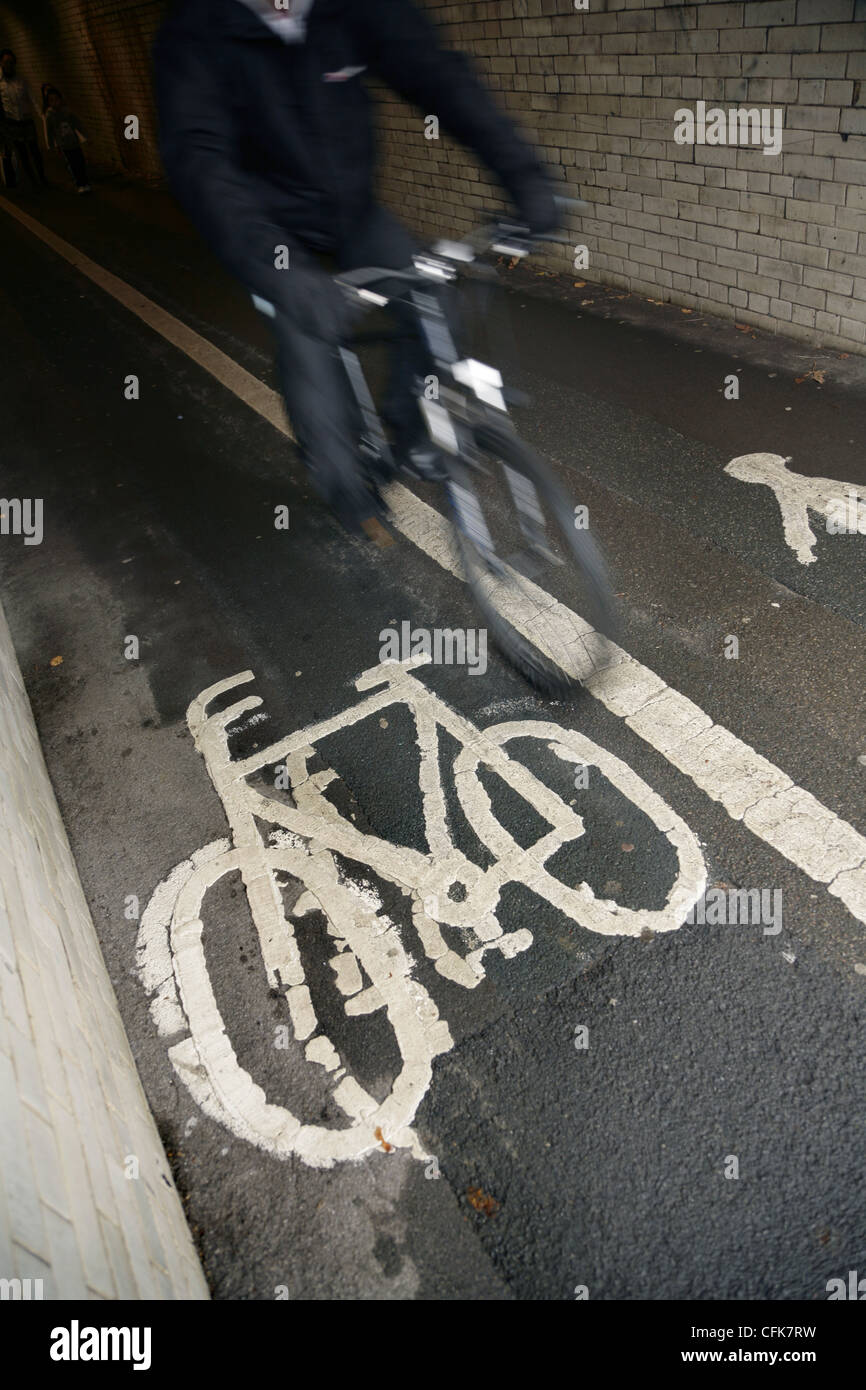 Radsportler am Radweg durch Tunnel, York, Vereinigtes Königreich. Stockfoto