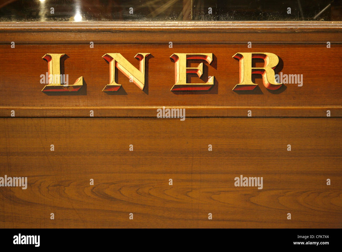 LNER Signwriting auf London und North Eastern Railway Gresley Teak Eisenbahnwagen. Stockfoto