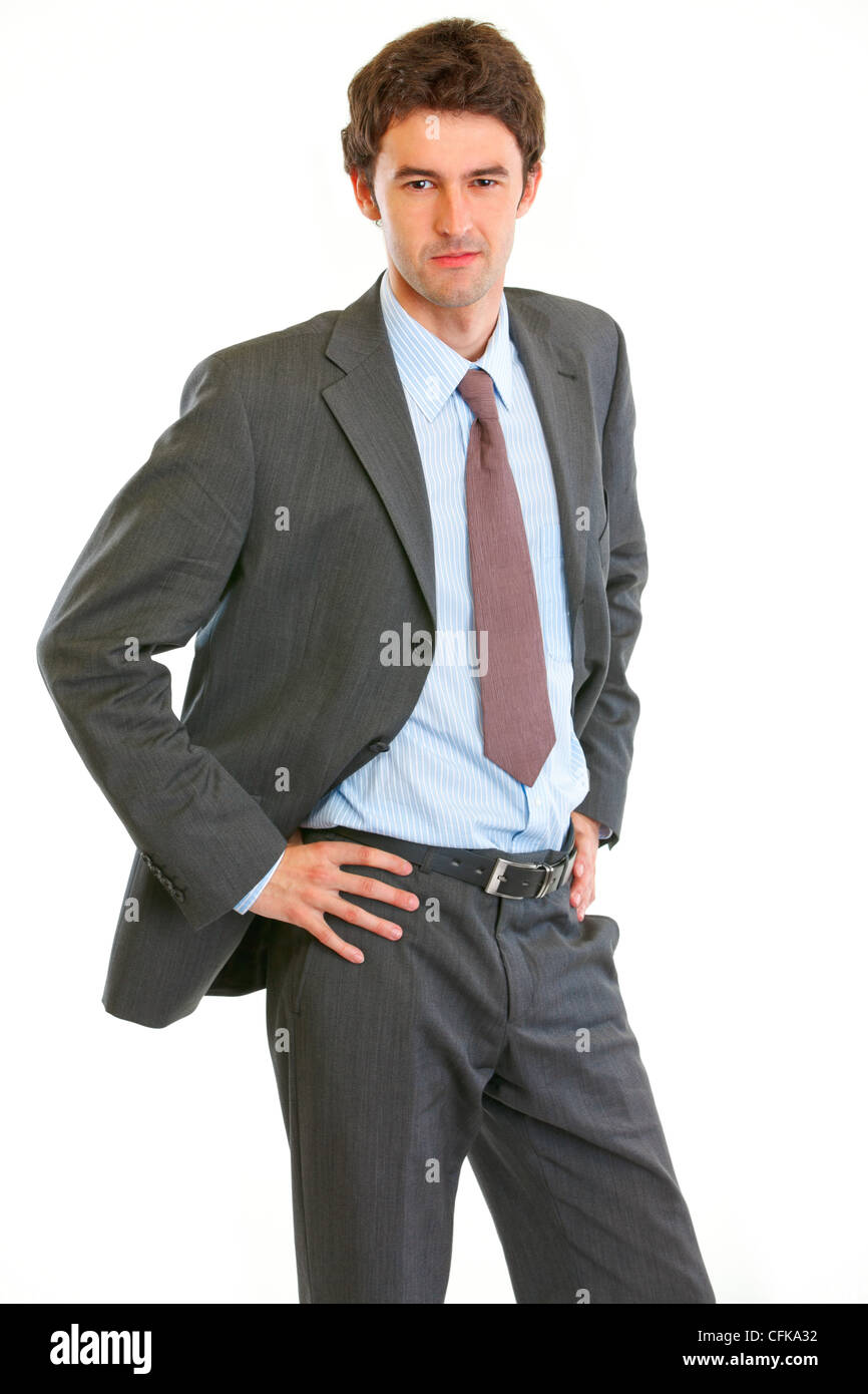 Wütend modernen Geschäftsmann mit der Hand auf den Hüften isoliert auf weiss Stockfoto