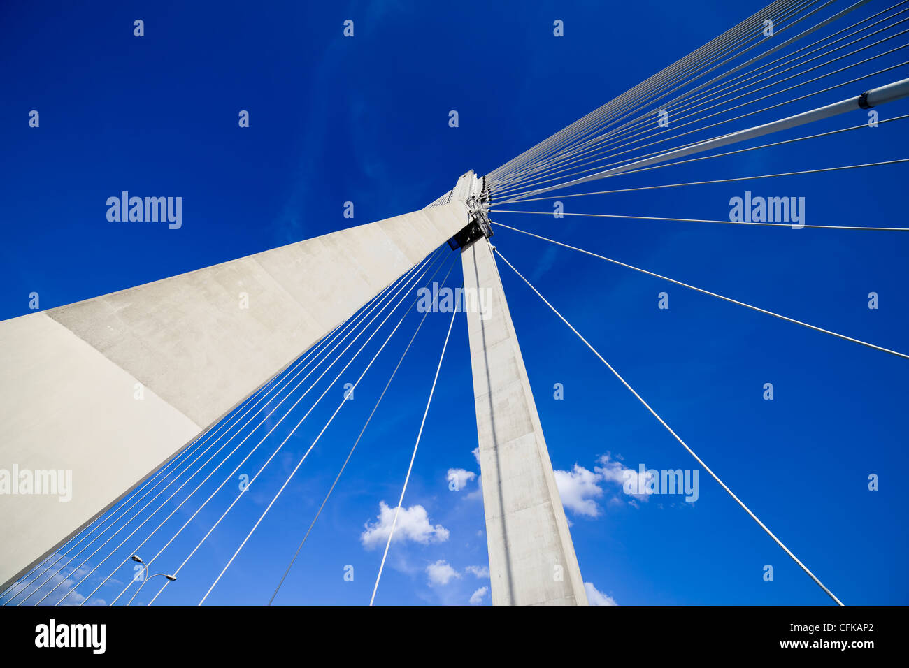 Abstrakte Form der zeitgenössischen Fusse Hängebrücke in Warschau, Polen Stockfoto