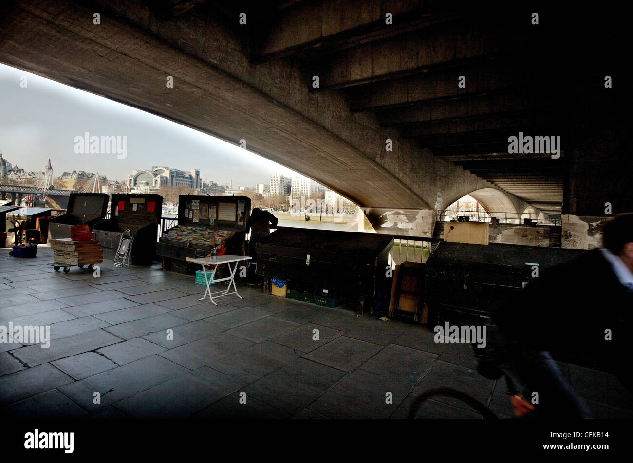 Eine Szene des Buchmarktes in London bei Waterloo Bridge Stockfoto