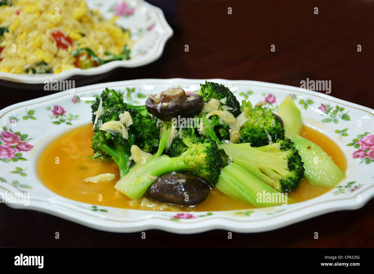 Stir Fry Brokkoli mit Shiitake-Pilzen Stockfoto