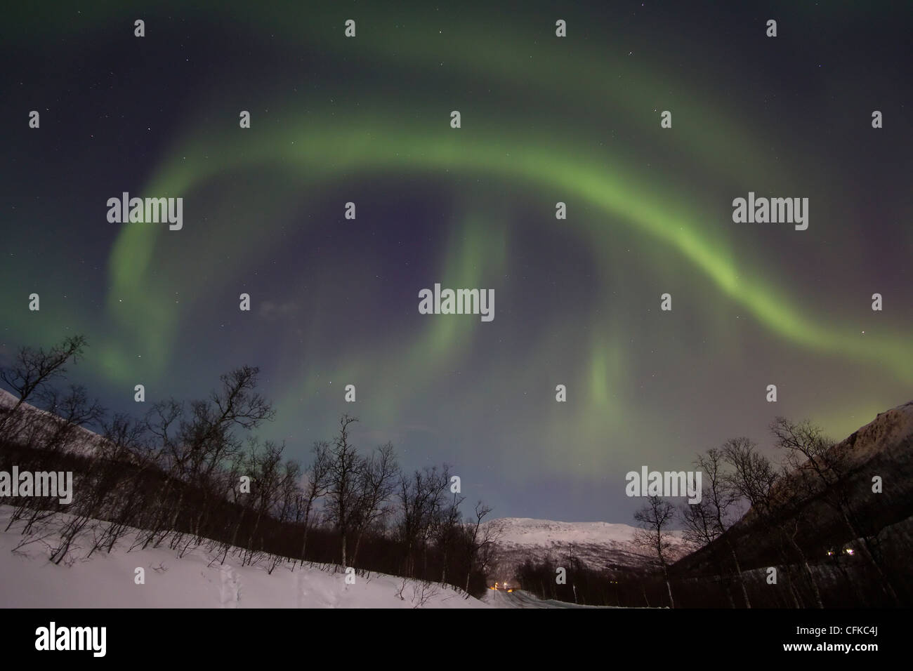 Aurora borealis oder Nordlicht, das über Nacht Himmel innerhalb des Polarkreises Tromso Troms Norwegen 2012 Stockfoto