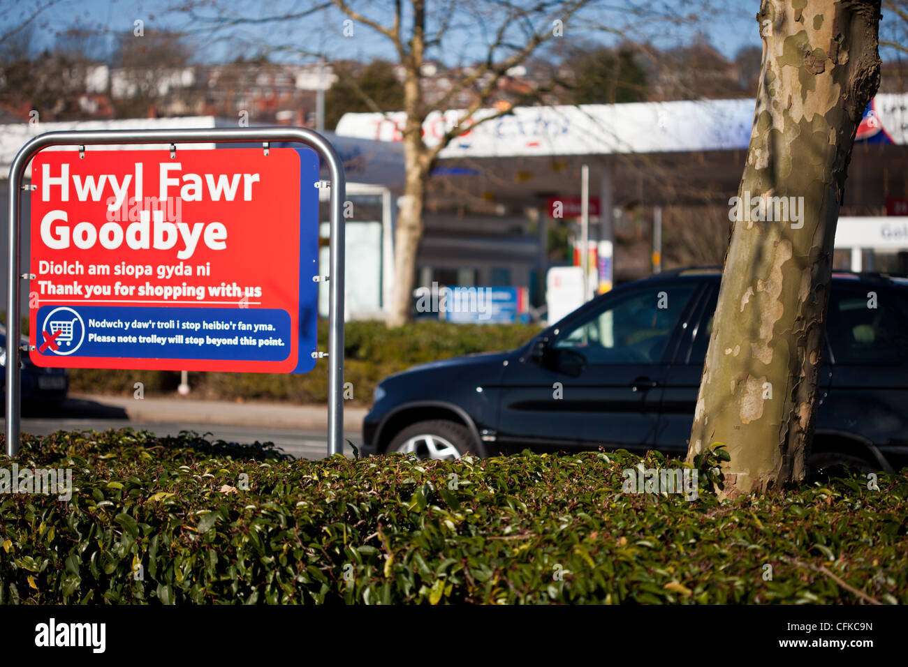 Bi-Lingual auf Wiedersehen / Hwyl Fawr Zeichen außerhalb Supermarkt Stockfoto