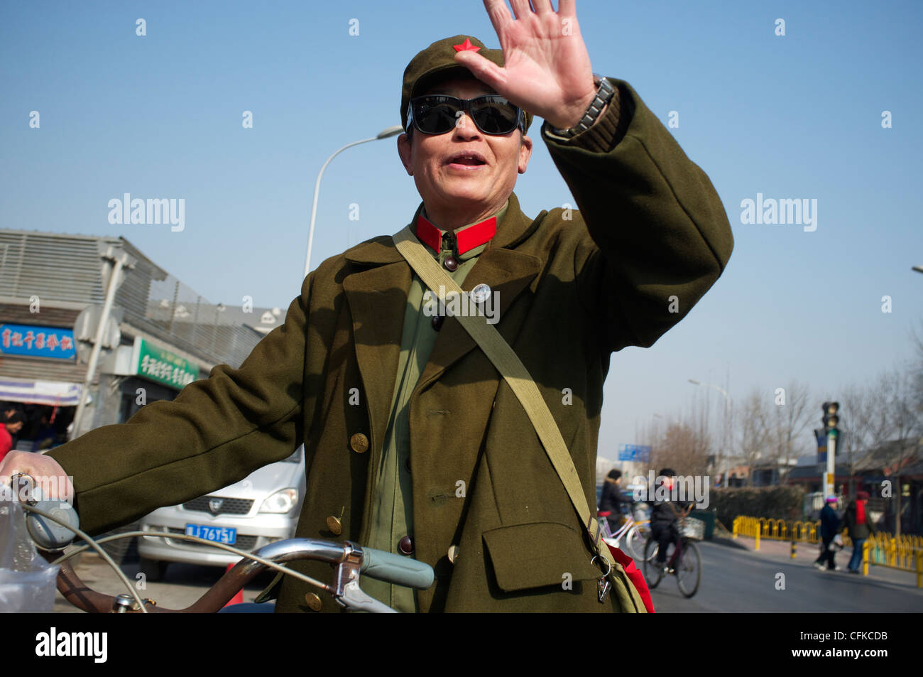 Ein Mann trägt einen Anzug, den er als Mitglied der Rebellengruppen in Peking während kulturelle Revolution(1966-1976) trug. 2012 Stockfoto