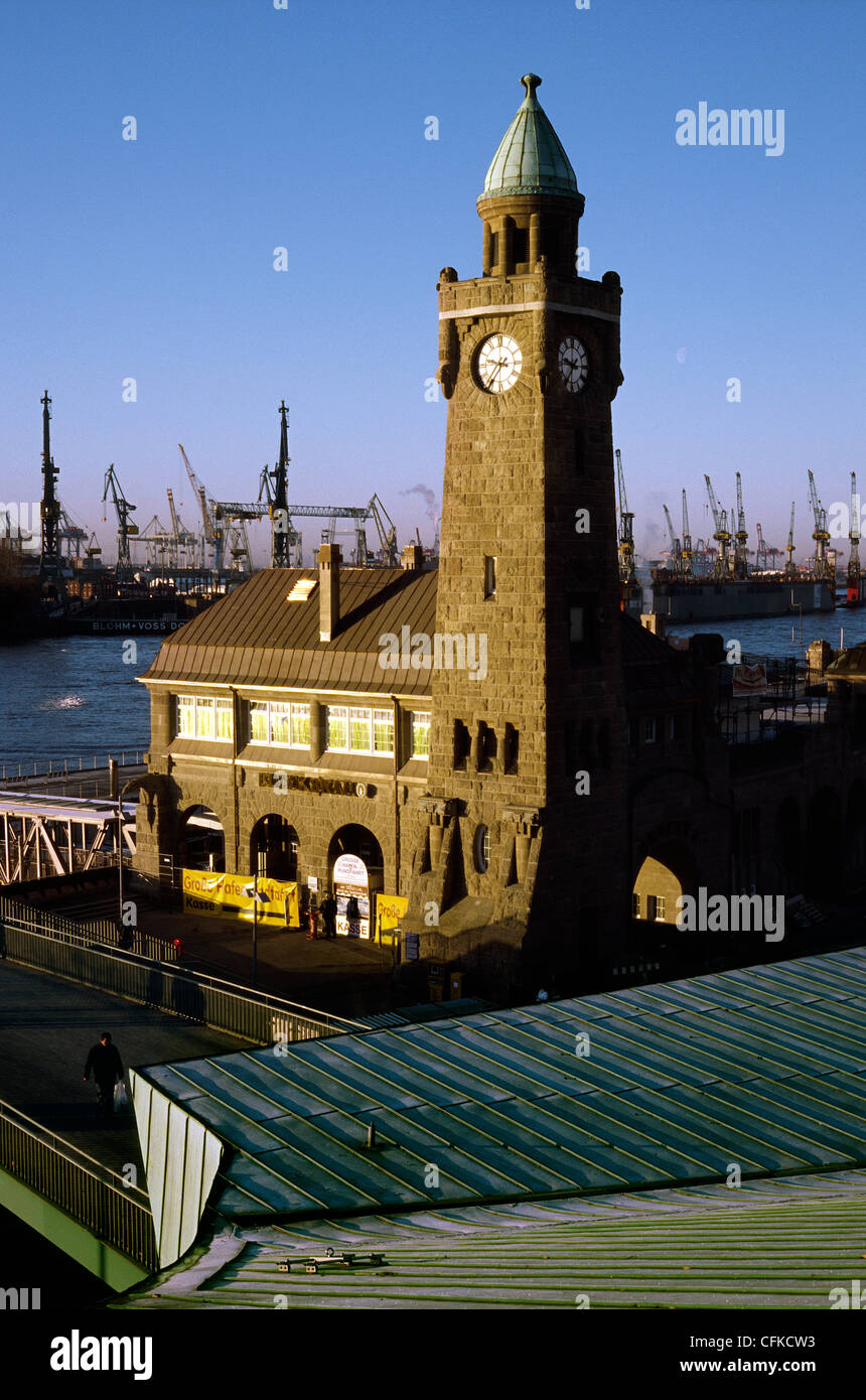 Pegelturm (Gauge Turm) von Sankt Pauli Landungsbrücken im Hamburger Hafen. Stockfoto