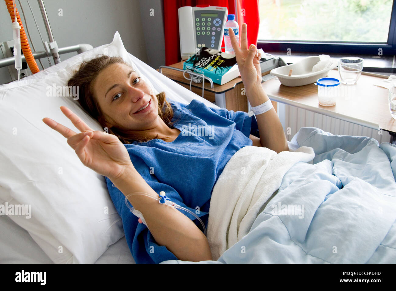 Junge Frau Erholt Sich Im Krankenhausbett Von Kieferorthopädischen