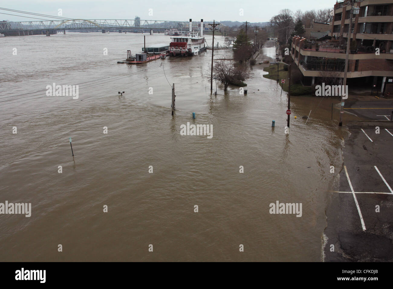 Überschwemmungen Flusspegel Ohio River Covington, Kentucky normalen Level Foto CFKDJG Stockfoto