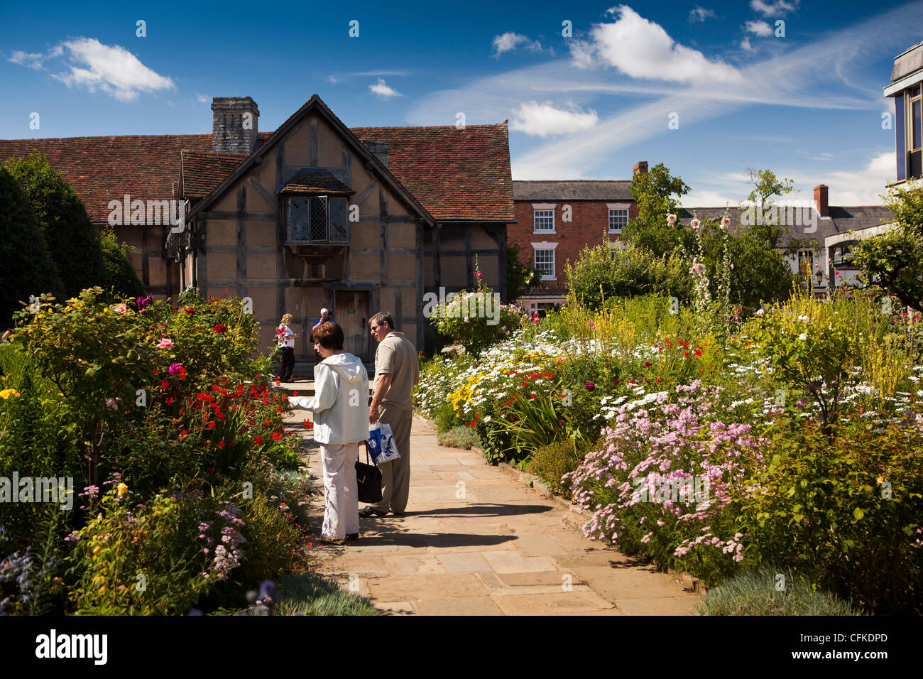 Warwickshire, Stratford on Avon, Henley Street, Shakespeares Geburtshaus Besucher betrachten Blumen im Garten Stockfoto