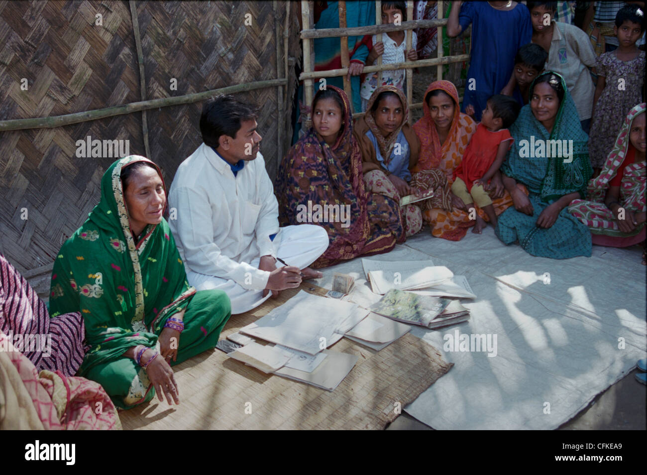 Mitglied der Grameen-Bank sammelt Geld von den Kreditnehmern Stockfoto