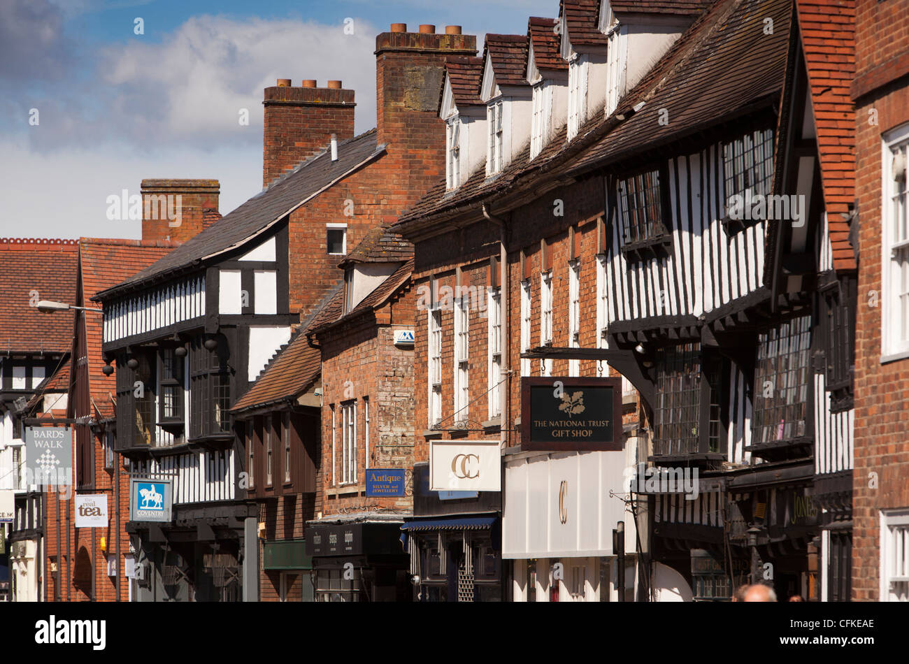 Warwickshire, Stratford on Avon, Wood Street, attraktive Altbauten von Läden und Büros besetzt Stockfoto