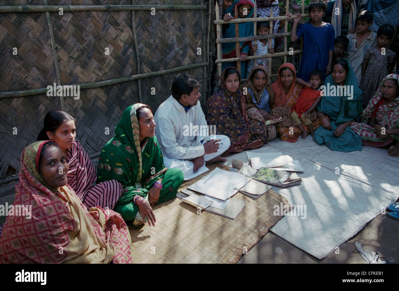 Ein Mitglied von der Grameen Bank sammelt viele von den Kreditnehmern Stockfoto