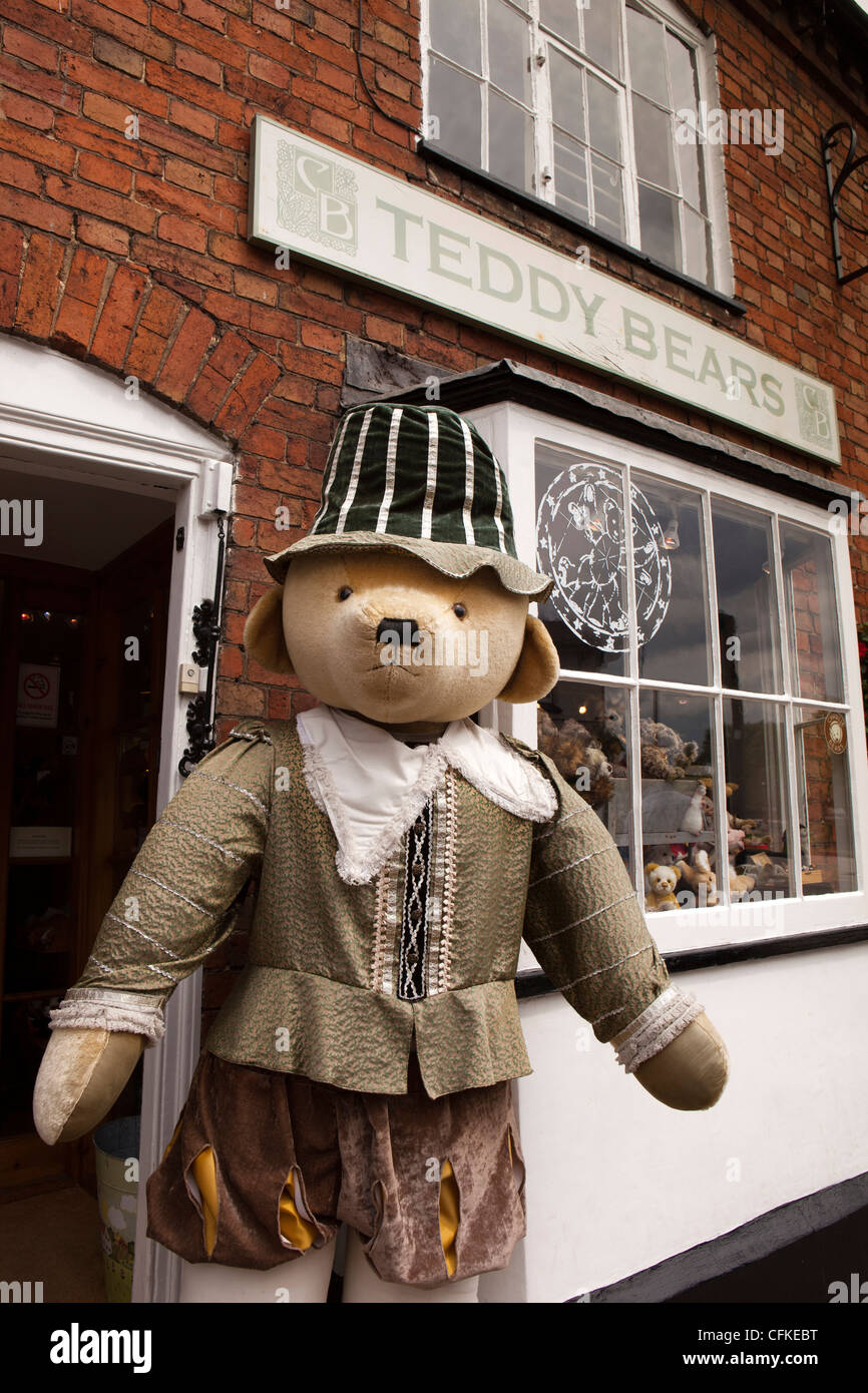 Warwickshire, Stratford on Avon, Sheep Street, gigantische Teddybär in Shakespeare Kostüm vor Laden Stockfoto
