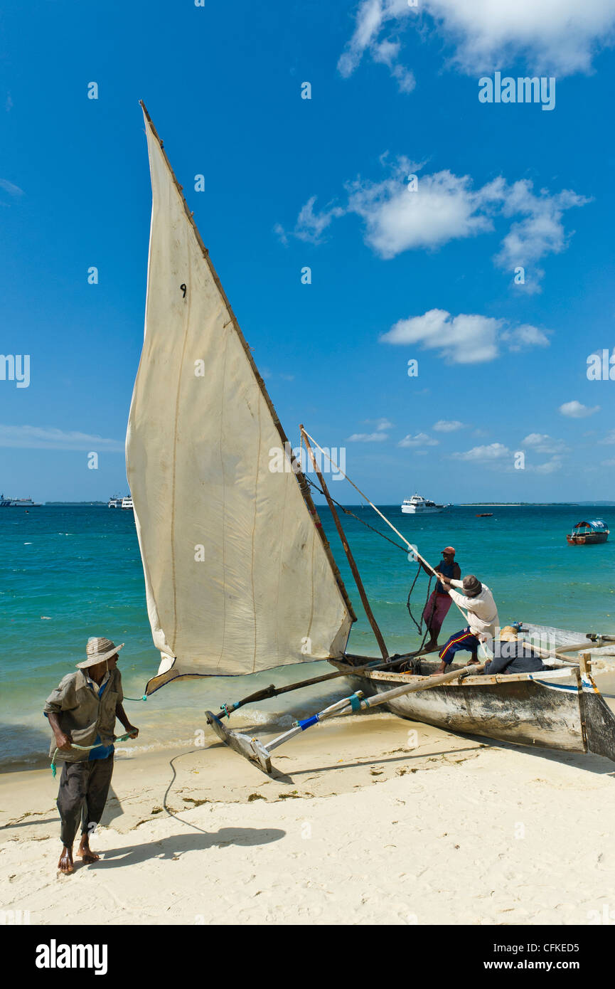 Fischer bereiten ihre "Ngalawa" der traditionellen Doppel-Auslegerboote für eine Regatta in Stone Town Sansibar Tansania Stockfoto