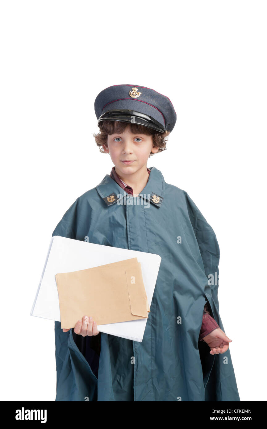 Briefträger mit Briefen und Kappe auf weißem Hintergrund Stockfoto