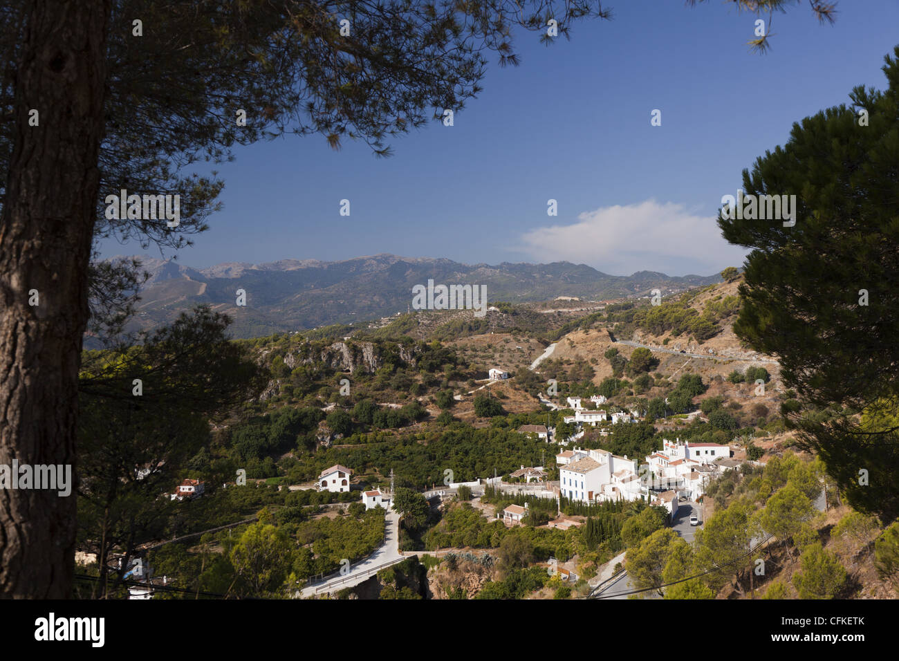 Blick auf die kleine Stadt Jorox von Landstraße A-366 zwischen Alozaina und Yunquera, Andalusien Südspanien Stockfoto