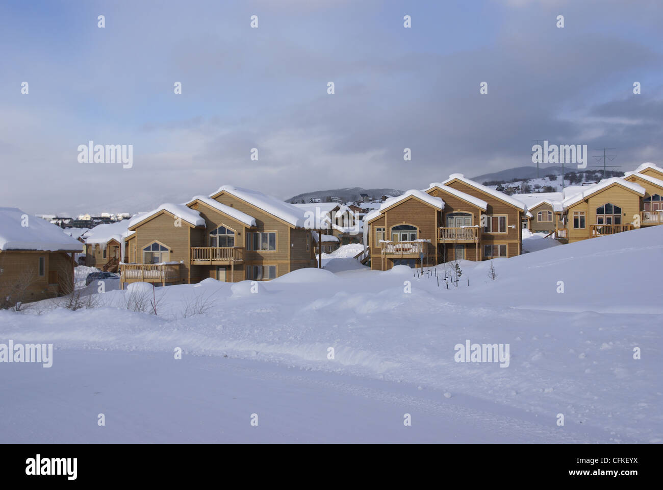 moderne Immobilien Häuser Reihenhäuser Gebäude Eigentumswohnungen Winter Rocky Mountains Colorado braun Schnee weiße blaue Eis Eiszapfen Wetter Dach wohnen de Stockfoto