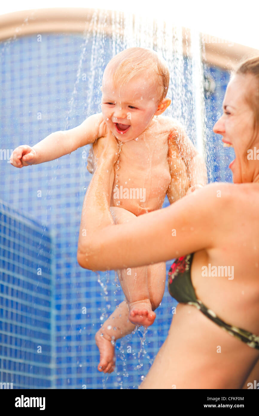 Junge Mutter und glückliches Baby-Duschen Stockfotografie - Alamy