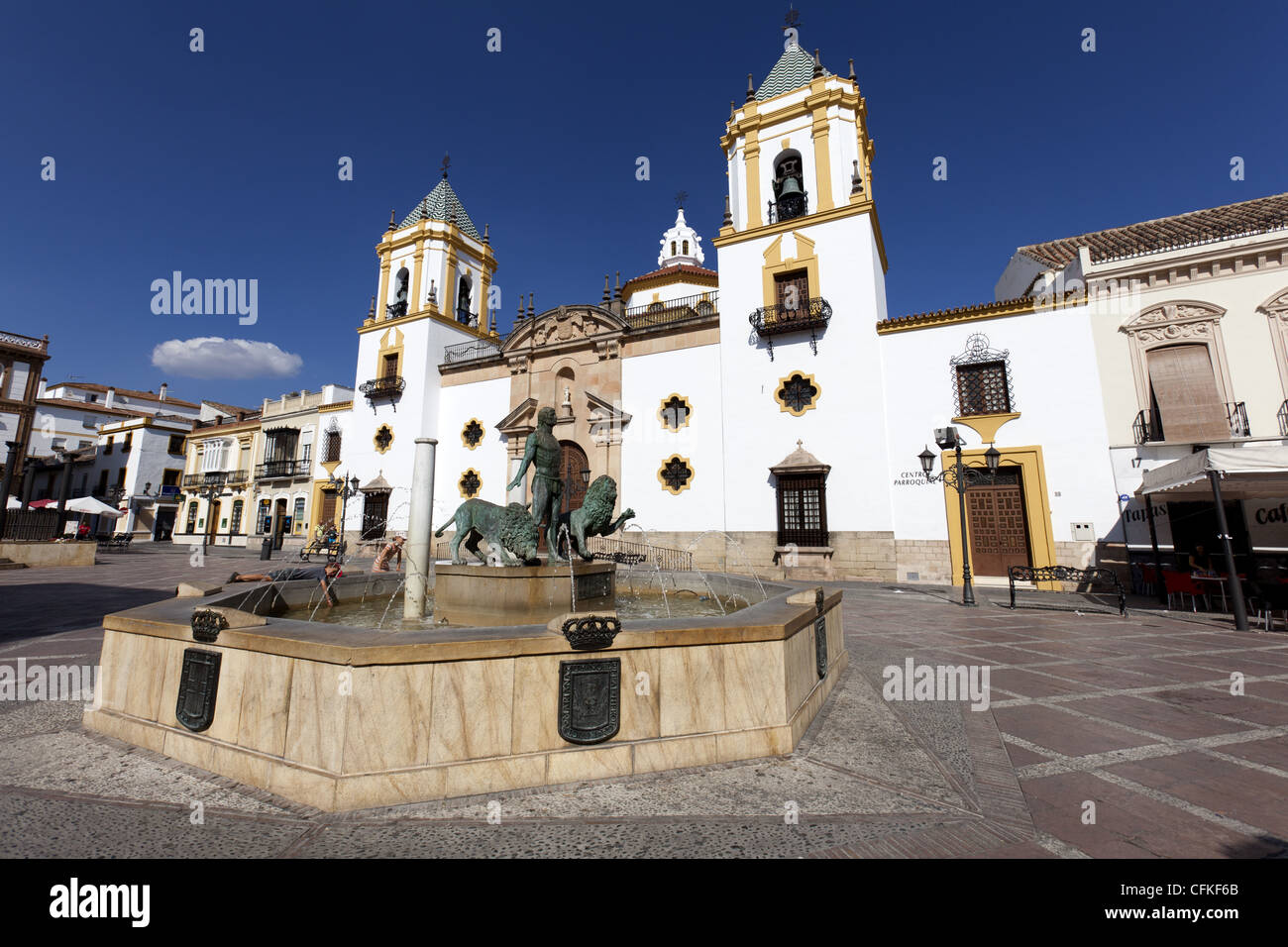 Plaza de Socorro eine große offene Plaza im Zentrum von Ronda mit der Pfarrei Kirche Socorro, Andalusien, Spanien. Stockfoto