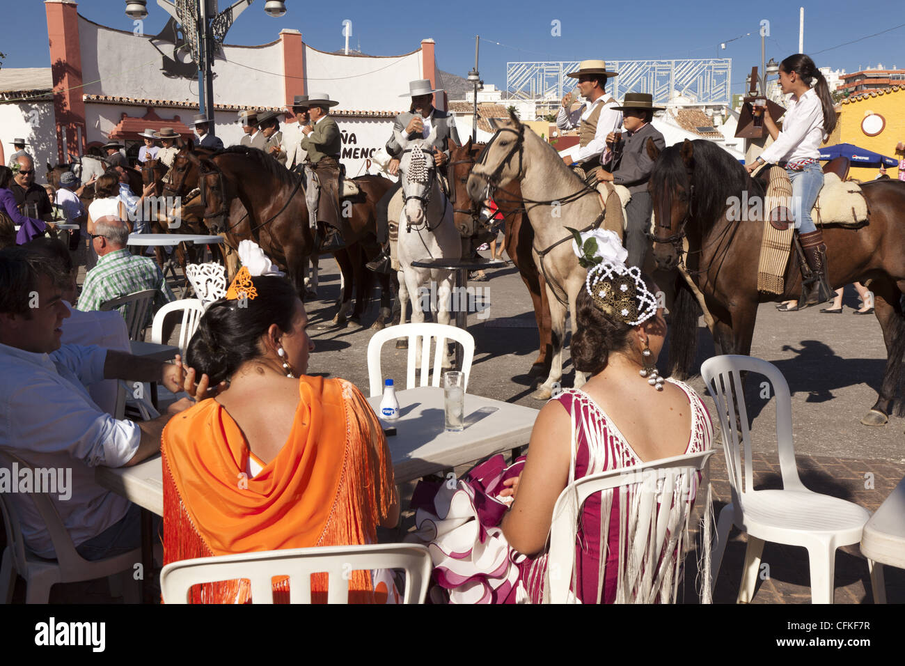 Pferde, Reiter und einheimischen gekleidet in traditionellen Kostümen in Fuengirola Fair Andalusien Spanien Stockfoto