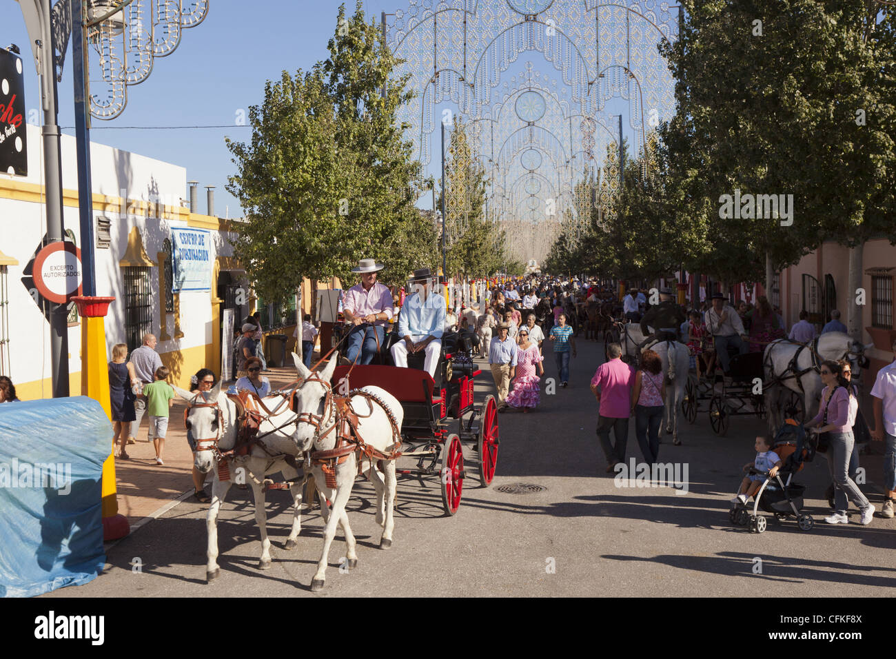 Muled Pferdekutsche, Fahrer und einheimische gekleidet in traditionellen Kostümen in Fuengirola Fair Andalusien Spanien Stockfoto