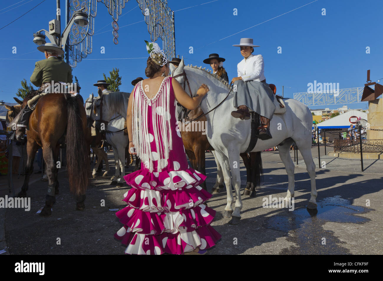 Fahrer und einheimische gekleidet in traditionellen Kostümen in Fuengirola Fair Andalusien Spanien Stockfoto