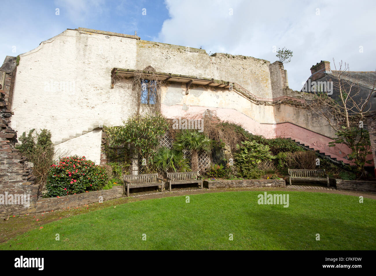 Im Inneren der zerstörten Mauern des Druiden Halle enthält nun St Rumon Garten. Redruth, Cornwall UK. Stockfoto