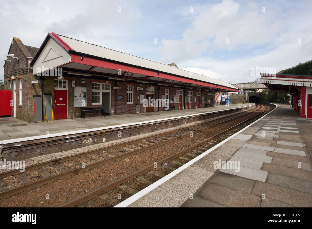 Redruth Bahnhof Bahnsteig ohne Menschen.  Cornwall UK. Stockfoto